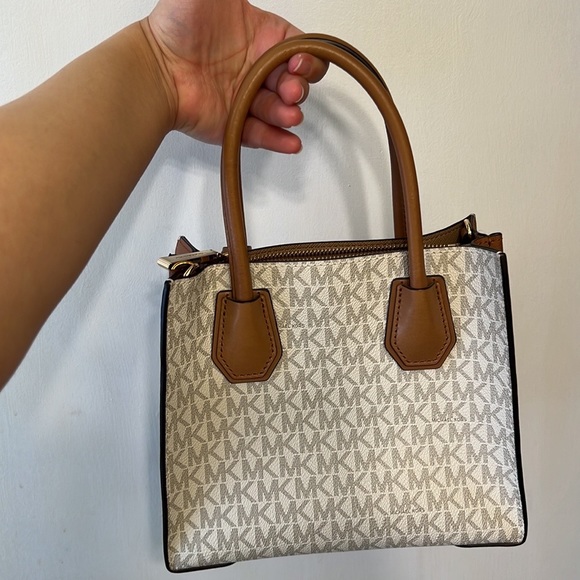 Michael Kors Mercer Logo Medium Messenger Bag - Picture 7 of 17